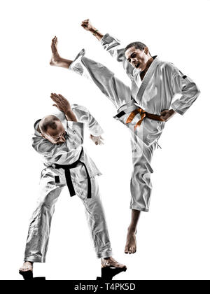 Due uomini di karate sensei e adolescente studente fighters combattimenti isolati su sfondo bianco Foto Stock