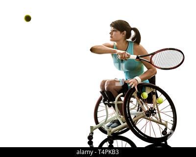 Un caucasian giovani handicappati giocatore di tennis donna in sport in carrozzella tudio in silhouette isolati su sfondo bianco Foto Stock