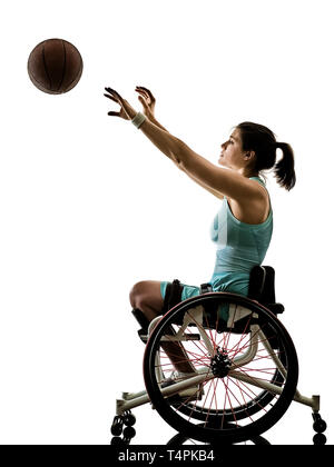 Un caucasian giovani handicappati basket ball player donna in sport in carrozzella tudio in silhouette isolati su sfondo bianco Foto Stock