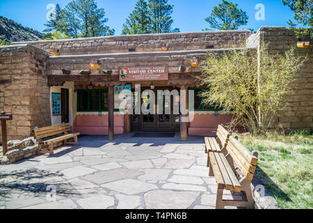 Bandelier National Monument, NM, Stati Uniti d'America - 14 Aprile 2018: un centro visitatori del parco di preservare Foto Stock