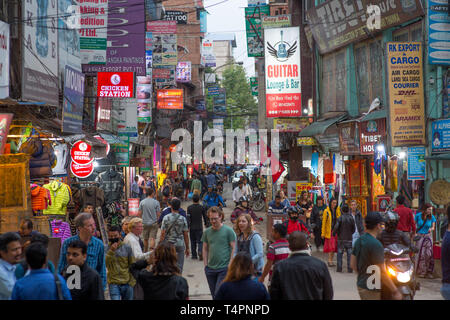 Una strada trafficata nel mezzo del centro cittadino di Kathmandu, Nepal Foto Stock