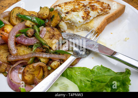 Una piastra di colazione di hash brown patate e uovo fritto su pane tostato Foto Stock