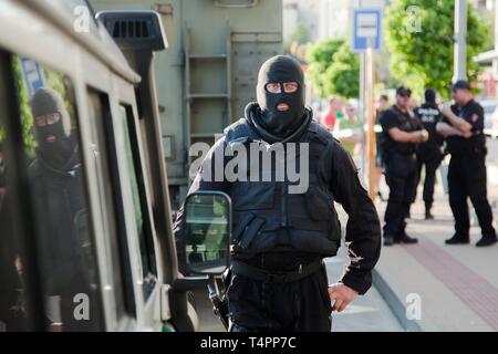 Bratislava, Slovacchia, 2a. Jun, 2016 : Polizia la ricostruzione della scena del crimine, unità speciali degli stati in passamontagna Foto Stock