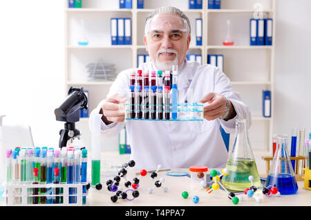 Vecchia farmacia maschio in laboratorio Foto Stock