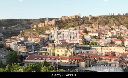 Video dell'antenna. Il vecchio centro di Tbilisi dall'alto. Drone vista dall'alto sulla parte storica della citta'. Foto Stock