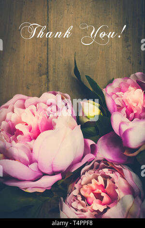 Biglietto di ringraziamento con il rosa peonia fiori su sfondo di legno.tono Vintage. Amministrativo, professionisti giorno, apprezzamento della scheda Messaggi di saluto. Foto Stock