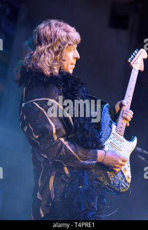 Simon Bartolomeo del Brand New Heavies effettuando al Cheltenham Jazz Festival, Inghilterra, 2016 Foto Stock