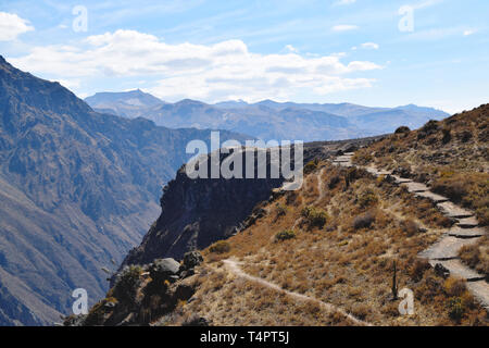 Sentiero trekking e sentiero escursionistico in montagna. Foto scattata nel Canyon del Colca, Perù Foto Stock