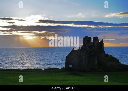 Castello Dunure, Sud Ayreshire, sul Firth of Clyde, Scotland, Regno Unito, Regno Unito, Europa Foto Stock