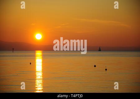 Tramonto sul lago di Costanza, vicino Wasserburg, Baden-Wuerttemberg, Germania, Europa Foto Stock