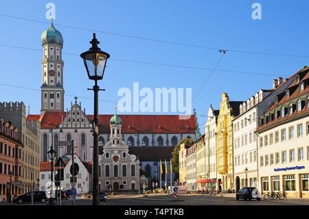 Ulrichsplatz, si affaccia sulla Basilica Sankt Ulrich e la chiesa di Sant'Afra, Augsburg, Schwaben, Baviera, Germania, Europa Foto Stock