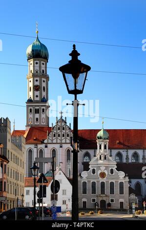 Ulrichsplatz, si affaccia sulla Basilica Sankt Ulrich e la chiesa di Sant'Afra, Augsburg, Schwaben, Baviera, Germania, Europa Foto Stock