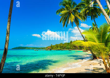 Bali seascape con enormi ondate di nascosto bellissima spiaggia di sabbia bianca. Mare di Bali beach natura outdoor, Indonesia. Isola di Bali paesaggio. Foto Stock