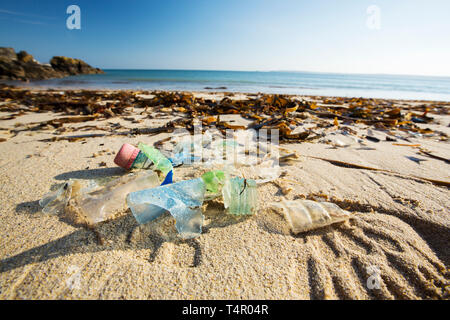 Rifiuti di plastica lavati fino sulla spiaggia di St Ives, Cornwall, Regno Unito. Foto Stock