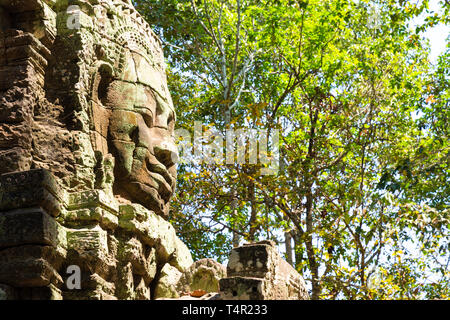 Grandi scolpiti volto umano sulla torre ad ingresso a Ta Som tempio di Angkor Wat parco archeologico, Cambogia Foto Stock
