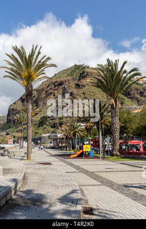 Ribeira Brava, Madeira, Portogallo - 18 Aprile 2018: Vew del litorale della Ribeira Brava sull' isola di Madeira. Portogallo Foto Stock