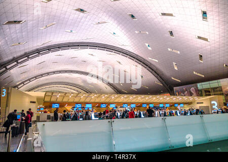 Doha, Qatar - 24 Febbraio 2019: Qatar Airways check-in i passeggeri nel nuovo Hamad International Airport o Doha Hamad aeroporto, Qatar, Medio Oriente. Foto Stock