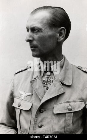 Foglie di quercia vincitore il Generalleutnant Wilhelm Schmalz, comandante di Fallschirm-Panzer-Korps "Hermann Göring" - Ordini e decorazioni di una croce di ferro di prima classe del 1939 nei primi 'Schinkel' formano da Paul Meybauer impresa in Berlino, centro di ferro in nickel silver frame. Larghezza 42,7 mm. Peso 14 g. Inoltre, un serbatoio battaglia il badge in bronzo nella cava problema di zinco fatta dal C.E. Juncker ferma, Berlino. Ad eccezione di alcuni settori di imbrunimento è intatto. Larghezza 41,8 mm. Peso: 15,6 g. Insieme con un cinque medaglie pezzo bar con: Croce di ferro di seconda classe di 1939, si del xx secolo, Editorial-Use-solo Foto Stock