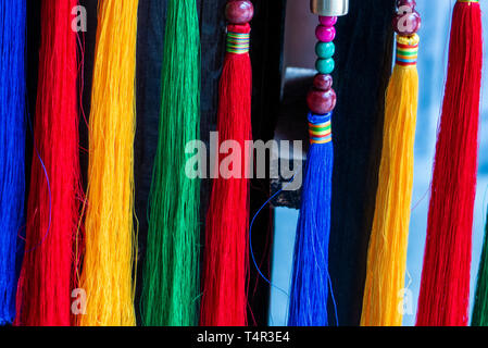 Tipico cinese cravatta batik colorante, elaborazione Zhoucheng, Yunnan, Cina Foto Stock