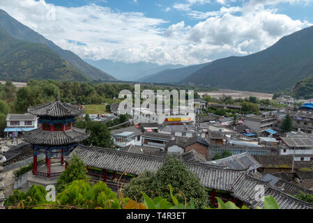 Vista in elevazione di una tradizionale cittadina di Shigu, Yulong County, Yunnan, Cina Foto Stock