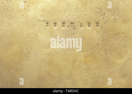 Una nave di clock la Kriegsmarine, maker "A. Schuchmann Wilhelmshaven' involucro in ottone con coperchio richiudibile e tre alette per il montaggio a parete, il numero '2325482' a lato di retromarcia. Comporre con timbro di accettazione in forma di aquila e aquila nazionale emblema su 'M', navy numero '3737' e 'N' per il Mare del Nord. Piccoli secondi nella posizione corrispondente alle ore dodici, annerite numeri romani e le mani. Tagliare il vetro anteriore e chiave originale. In buono stato di funzionamento, ottone opacizzato, i segni dell'età. storica, storica, marina, le forze navali e militari, militaria, ramo di servizio, rami di servizio, forze armate, Editorial-Use-solo Foto Stock