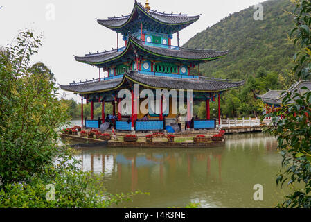 Drago Nero in pool di Lijiang, nella provincia dello Yunnan in Cina Foto Stock