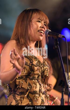 Il cambogiano progetto spaziale (Srey tuo) effettuando al Womad Festival, Charlton Park di Malmesbury, England Regno Unito. Luglio 24, 2015. Foto Stock