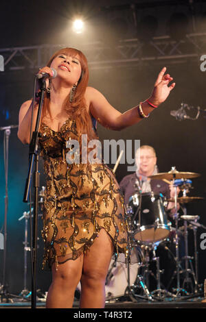 Il cambogiano progetto spaziale (Srey tuo) effettuando al Womad Festival, Charlton Park di Malmesbury, England Regno Unito. Luglio 24, 2015. Foto Stock