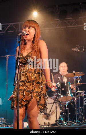 Il cambogiano progetto spaziale (Srey tuo) effettuando al Womad Festival, Charlton Park di Malmesbury, England Regno Unito. Luglio 24, 2015. Foto Stock