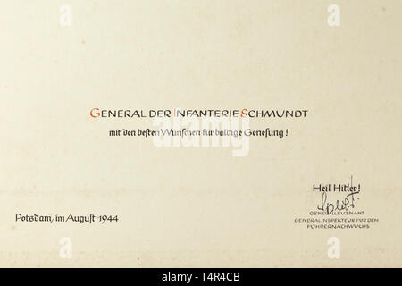 Generale della fanteria Rudolf Schmundt - una cartella di fotografia presentata dal generale Specht di grandi dimensioni fotografia di un unità di esercito marciando a fianco di Hitler Gioventù di fronte alla Potsdam chiesa Garrison, in un appositamente realizzati marrone Cartella di presentazione con la scritta "13. Agosto MCMXLIV' e la dedizione (tr) per GENERALE DELLA FANTERIA SCHMUNDT con i migliori auguri per una pronta guarigione!", rilasciato "Potsdam, im Agosto 1944' e firmato dal tenente generale Karl-Wilhelm Specht, ispettore generale per la junior unità di leadership. Rudolf Schmundt, il capo del personale dell'esercito off, Editorial-Use-solo Foto Stock