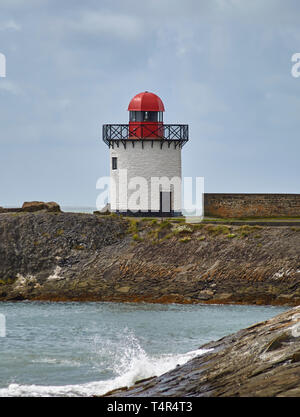 Il vecchio faro a Burry Port nel Galles del Sud, un piccolo villaggio sul Welsh sentiero costiero a Pembrey. Estate, Burry Port, Galles del Sud Foto Stock