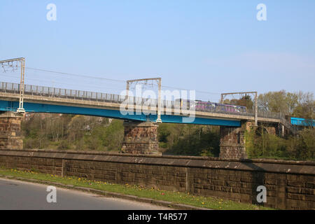 Due auto diesel Pacer unità multiple in treno in livrea settentrionale attraversando Carlisle ponte sopra il fiume Lune in Lancaster con il treno locale 17 aprile 2019. Foto Stock