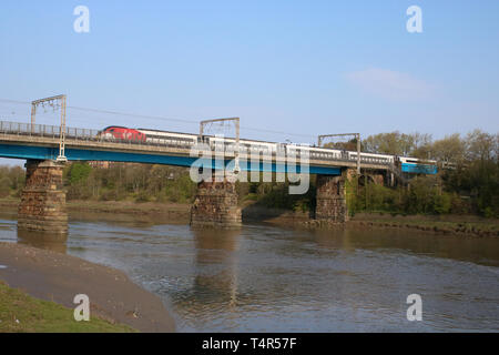 Classe 390 pendolino elettrico unità multiple in treno in Vergine Costa Ovest livrea attraversando il ponte di Carlisle, Lancaster sul WCML il 17 aprile 2019. Foto Stock