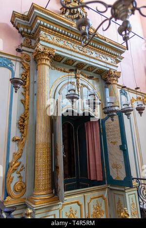 CAVAILLON, Francia / Agosto 15, 2016: l'arca della legge, utilizzato per alloggiare la Torah scrolls, nella più antica sinagoga in Francia, a Cavaillon, ora un museo. T Foto Stock