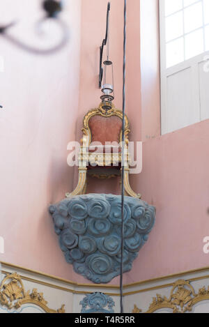 CAVAILLON, Francia / Agosto 15, 2016: la sedia di Elia, utilizzato per la cerimonia di circoncisione, nella più antica sinagoga in Francia, in Cavaillon, ora un museu Foto Stock