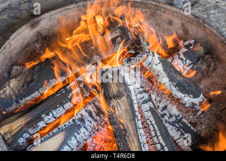 Campfire romantico in una ciotola di fuoco Foto Stock