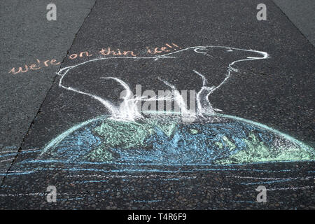 Estinzione della ribellione di protesta, Londra. La piazza del Parlamento. Chalk disegno di un orso polare con le parole "Noi siamo sul ghiaccio sottile". Foto Stock