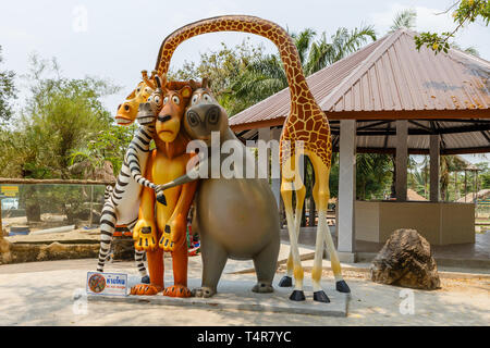 Phra Bang, si Racha District, Tailandia - 22 Marzo 2016: Khao Kheow zoo aperto. Le figure di animali dal cartone animato Madagascar . Foto Stock