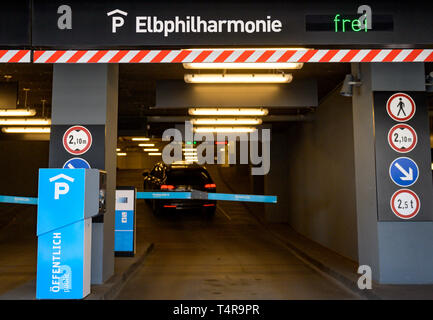 Amburgo, Germania. Xvii Apr, 2019. Una unità di auto nel garage della Elbphilharmonie. Parcheggio autonomo sarà testato il prossimo anno nel parcheggio multipiano di Amburgo Konzerthaus. Il 'SynCoPark' il progetto è destinato a rendere possibile la mano in tecnicamente attrezzati vetture all'ingresso del 'Elphi' parcheggio multipiano e poi li prelevano nuovamente all'uscita dopo un concerto visita. Credito: Axel Heimken/dpa/Alamy Live News Foto Stock