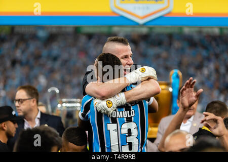 RS - Porto Alegre - 17/04/2019 - Gaucho 2019, Gremio x Internacional - Paulo Victor fare Gremio celebra con Romulo durante il match in Estadio Arena do Gremio per 2019 stato campionato foto: Jeferson Guareze / AGIF Foto Stock