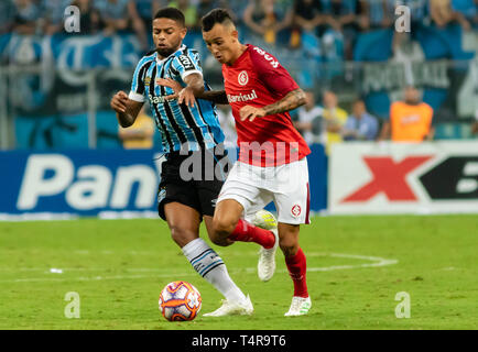 RS - Porto Alegre - 17/04/2019 - Gaucho 2019, Gremio x Internacional - Andre fare Gremio concorsi offerta con Iago fare Internacional durante il match in Arena do Gremio Stadium per stato di campionato 2019 Foto: Jeferson Guareze / AGIF Foto Stock