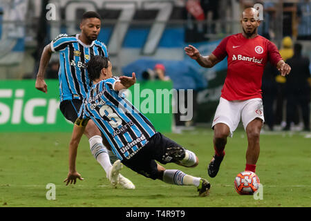 RS - Porto Alegre - 17/04/2019 - Gaucho 2019, Gremio x Internacional - Pedro Geromel fare Gremio concorsi offerta con Patrick fare Internacional durante il match in Estadio Arena do Gremio per 2019 stato campionato foto: Jeferson Guareze / AGIF Foto Stock