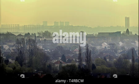 Glasgow, Scotland, Regno Unito, 18 aprile 2019, UK Meteo: soleggiata giornata estiva ha promesso sul West End della città come un brillante inizio nebuloso vede il bruciando dell'inizio di mattina nebbia. Credito traghetto Gerard/Alamy Live News Foto Stock