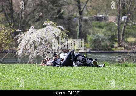 (190418) -- NEW YORK, 18 aprile 2019 (Xinhua) -- Le persone godono di se stessi nel Central Park di New York, gli Stati Uniti, il 16 aprile 2019. Con una storia di oltre 160 anni, il Central Park è stato creato come la nazione del primo grande paesaggistico parco pubblico. Si tratta di uno dei più visitati di frequente park negli Stati Uniti, con oltre 40 milioni di visitatori ogni anno al giorno d'oggi. Situato al centro della vivace città di Manhattan e copre un area di 341 ettari e i suoi terreni servire come un rifugio sicuro, non solo per gli atleti, musicisti e passeggini, ma anche per centinaia di uccelli migratori ogni anno. (Xinhua/WAN Foto Stock