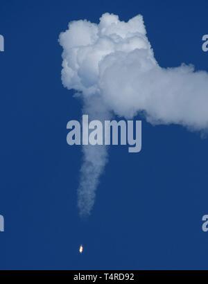 Il razzo percorsi dalla Northrop Grumman Antares rocket, con Cygnus rialimentazione a bordo veicolo spaziale, come si inerpica nello spazio seguente sollevare dalla NASA Wallops Flight Facility Aprile 17, 2019 in Wallops, Virginia. La rialimentazione commerciale cargo missione porterà 7.600 libbre di scienza e ricerca, equipaggio e forniture hardware del veicolo alla stazione spaziale internazionale. Foto Stock