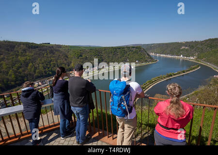 St.Goarshausen, Germania. Xviii Apr, 2019. I turisti sono in piedi sulla rupe Loreley dopo l'apertura del parco paesaggistico. La riprogettazione ha avuto inizio nel settembre 2016. Il governo federale, lo stato e il Loreley comune hanno provvisoriamente previsto intorno a 15,5 milioni di euro per la riprogettazione e ristrutturazione del concerto affittate stadio. Credito: Thomas Frey/dpa/Alamy Live News Foto Stock