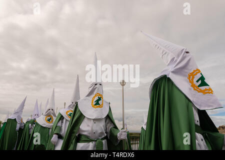 Zamora, Zamora, Spagna. Xviii Apr, 2019. I penitenti della Virgen de la Esperanza fratellanza prendere parte in una Settimana Santa processione in Zamora, Spagna settentrionale, il 18 aprile 2019. La femmina vestito come un Manola e vecchio e tipico abito spagnolo con un ornamentali Pettine per capelli ed elementi maschi indossare la loro alta appuntita cappe verde. Credito: Manuel Balles/ZUMA filo/Alamy Live News Foto Stock