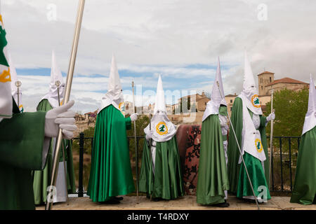 Zamora, Zamora, Spagna. Xviii Apr, 2019. I penitenti della Virgen de la Esperanza fratellanza prendere parte in una Settimana Santa processione in Zamora, Spagna settentrionale, il 18 aprile 2019. La femmina vestito come un Manola e vecchio e tipico abito spagnolo con un ornamentali Pettine per capelli ed elementi maschi indossare la loro alta appuntita cappe verde. Credito: Manuel Balles/ZUMA filo/Alamy Live News Foto Stock