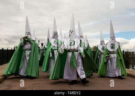 Zamora, Zamora, Spagna. Xviii Apr, 2019. I penitenti della Virgen de la Esperanza fratellanza prendere parte in una Settimana Santa processione in Zamora, Spagna settentrionale, il 18 aprile 2019. La femmina vestito come un Manola e vecchio e tipico abito spagnolo con un ornamentali Pettine per capelli ed elementi maschi indossare la loro alta appuntita cappe verde. Credito: Manuel Balles/ZUMA filo/Alamy Live News Foto Stock