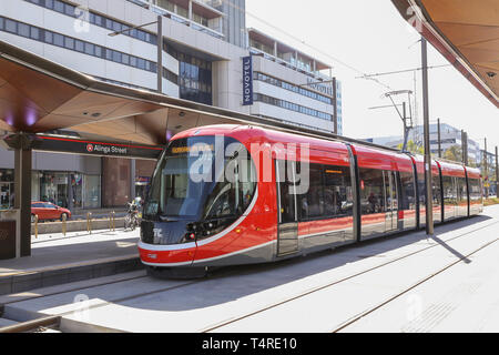 A Canberra, Australia. Xviii Apr, 2019. Una linea ferroviaria leggera con giornalisti e alcuni scelti dei cittadini a bordo di finiture la sua prima corsa in Canberra, Australia, 18 aprile 2019. Il tanto atteso light rail in la capitale dell'Australia Canberra sarà aperto al pubblico il sabato. Collegamento Gungahlin posto a nord e Alinga Street nel centro della città, il percorso si estende per circa 12 km, con 13 fermate. Il tragitto dura 24 minuti. Credito: Zhang Xinxin/Xinhua/Alamy Live News Foto Stock